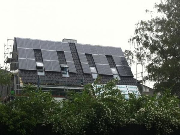 Photovoltaikanlage auf dem Dach eines Einfamilienhauses mit moderner Solartechnik.